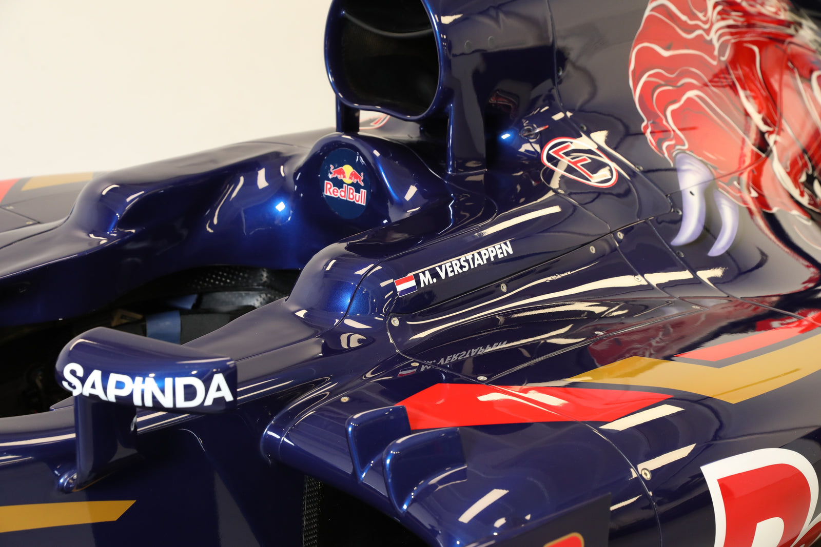 Scuderia Toro Rosso STR10 - 02