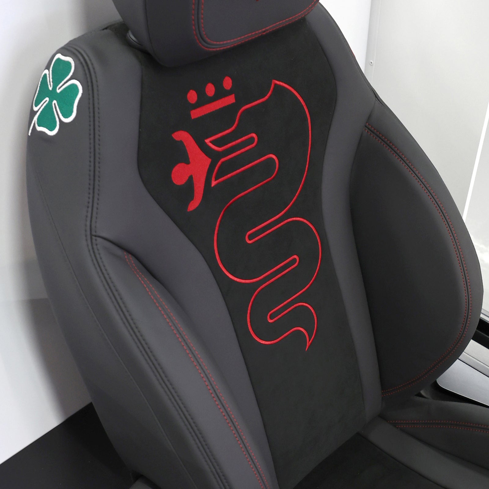 Season Launch LOT 077 - Alfa Romeo 2023 Pit Garage Drivers Chair