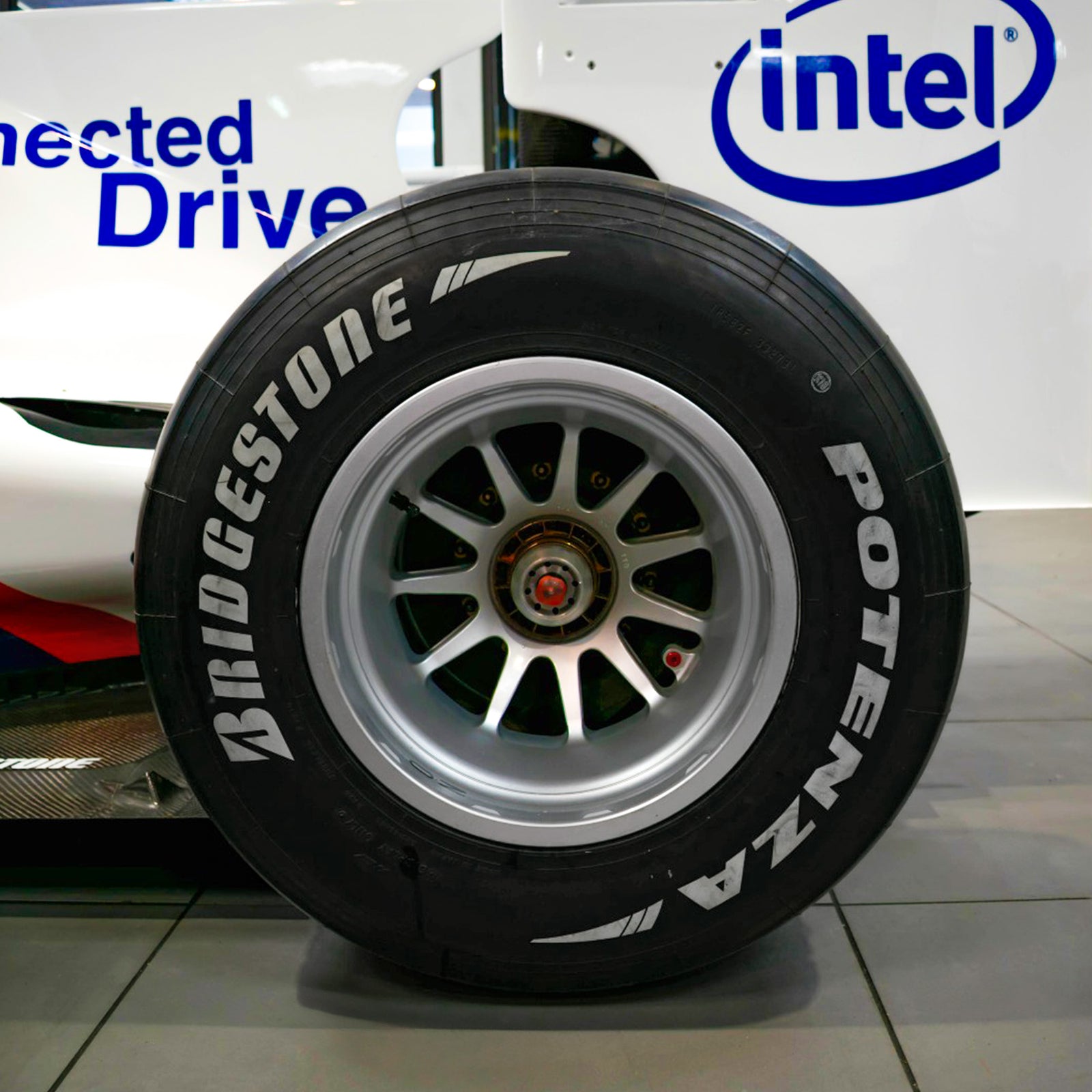 LOT 007 - (Sold by Private Treaty) - BMW Sauber 2009 F1.09-02 Rolling Chassis