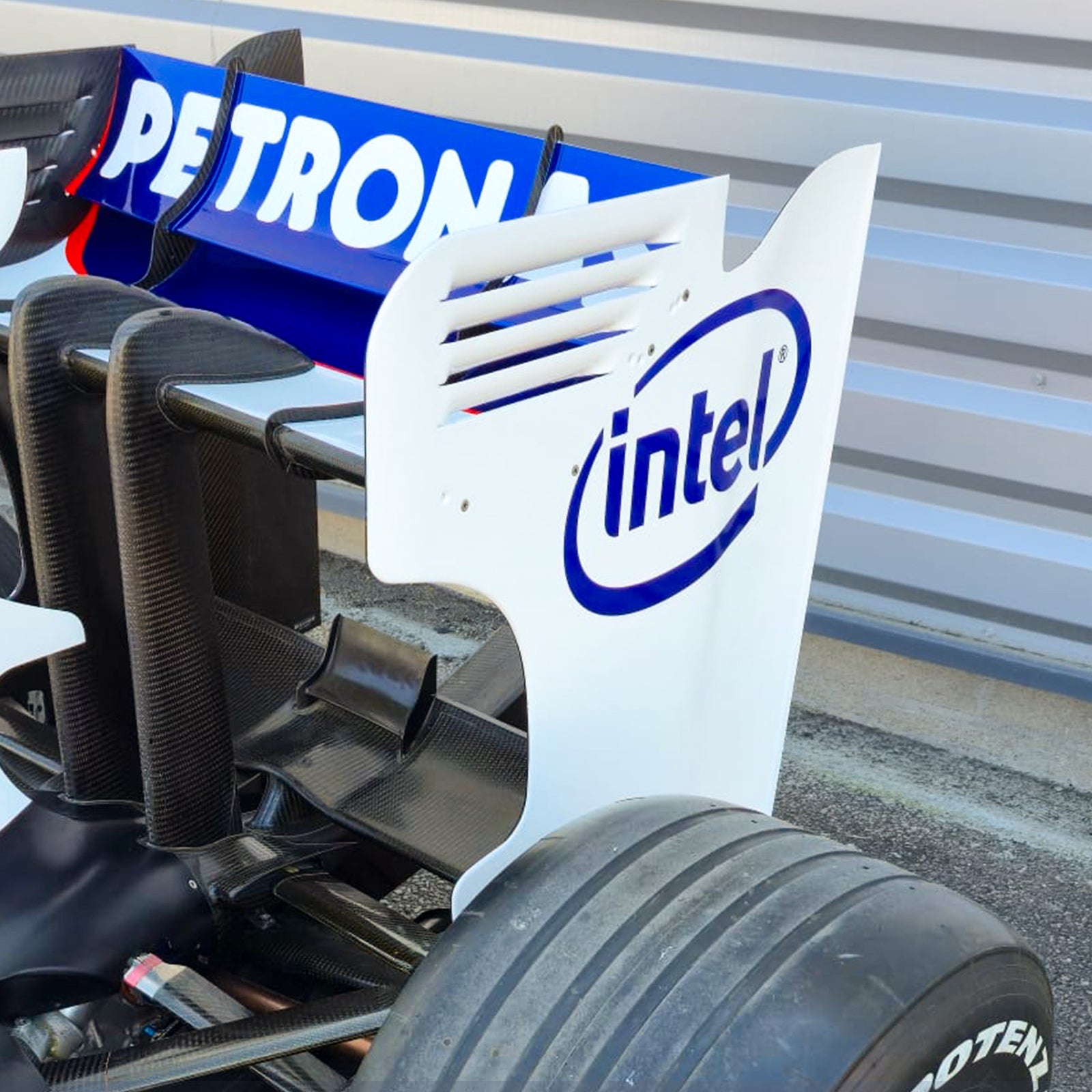 LOT 007 - (Sold by Private Treaty) - BMW Sauber 2009 F1.09-02 Rolling Chassis