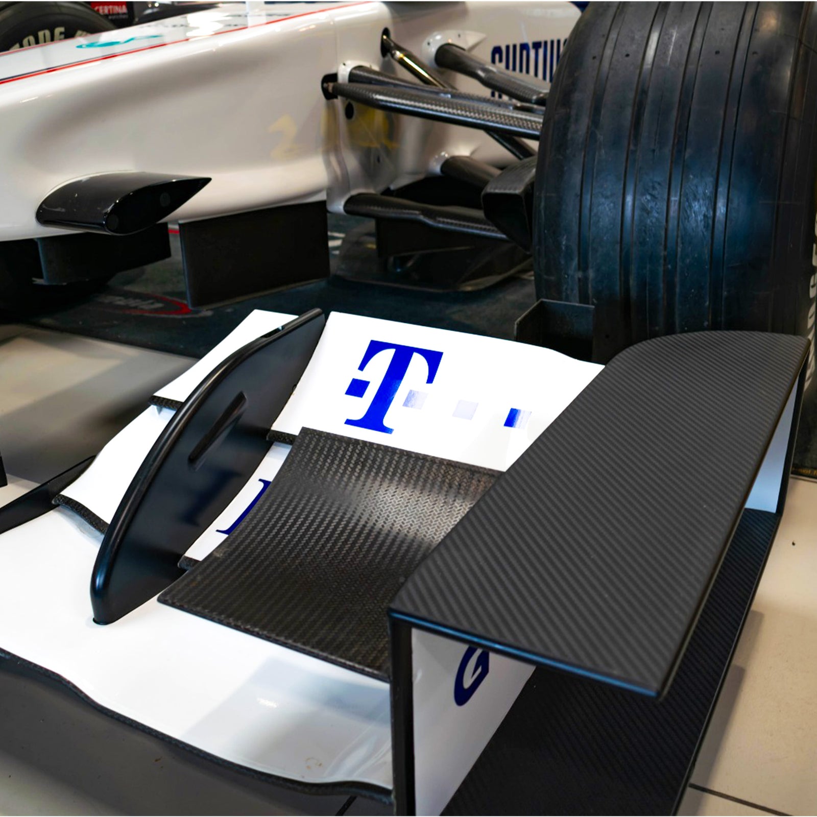 LOT 007 - (Sold by Private Treaty) - BMW Sauber 2009 F1.09-02 Rolling Chassis