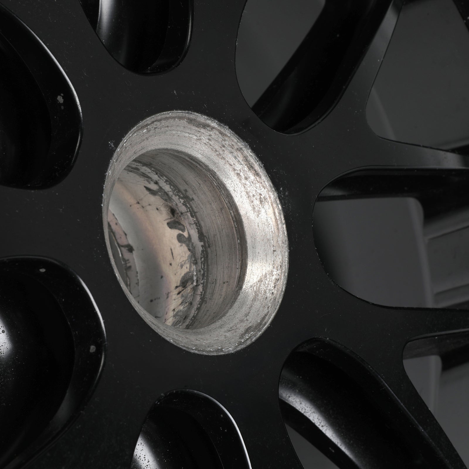 Auction LOT 039 - Max Verstappen 2022 Red Bull Racing F1 Team Rear Wheel Rim Table