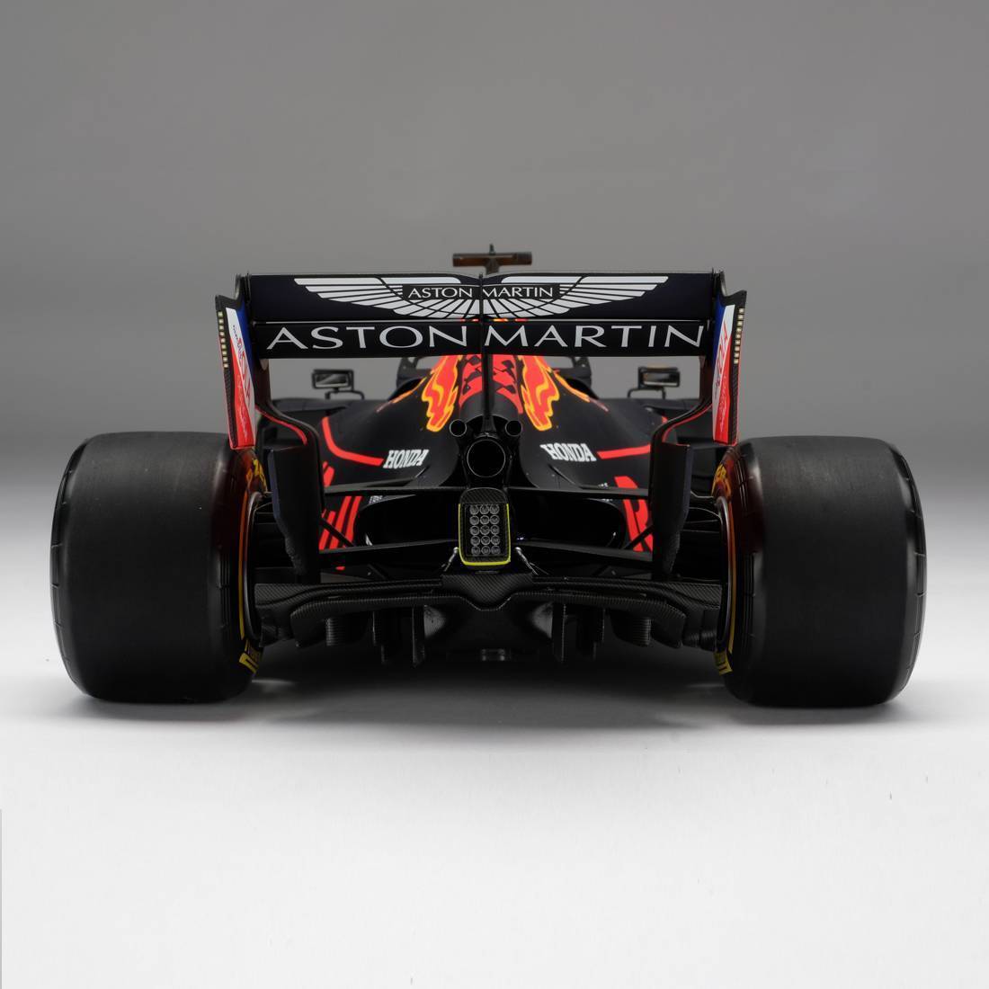 Max Verstappen 2019 Oracle Red Bull Racing RB15 1:8 Scale Model F1® Car - Amalgam Collection