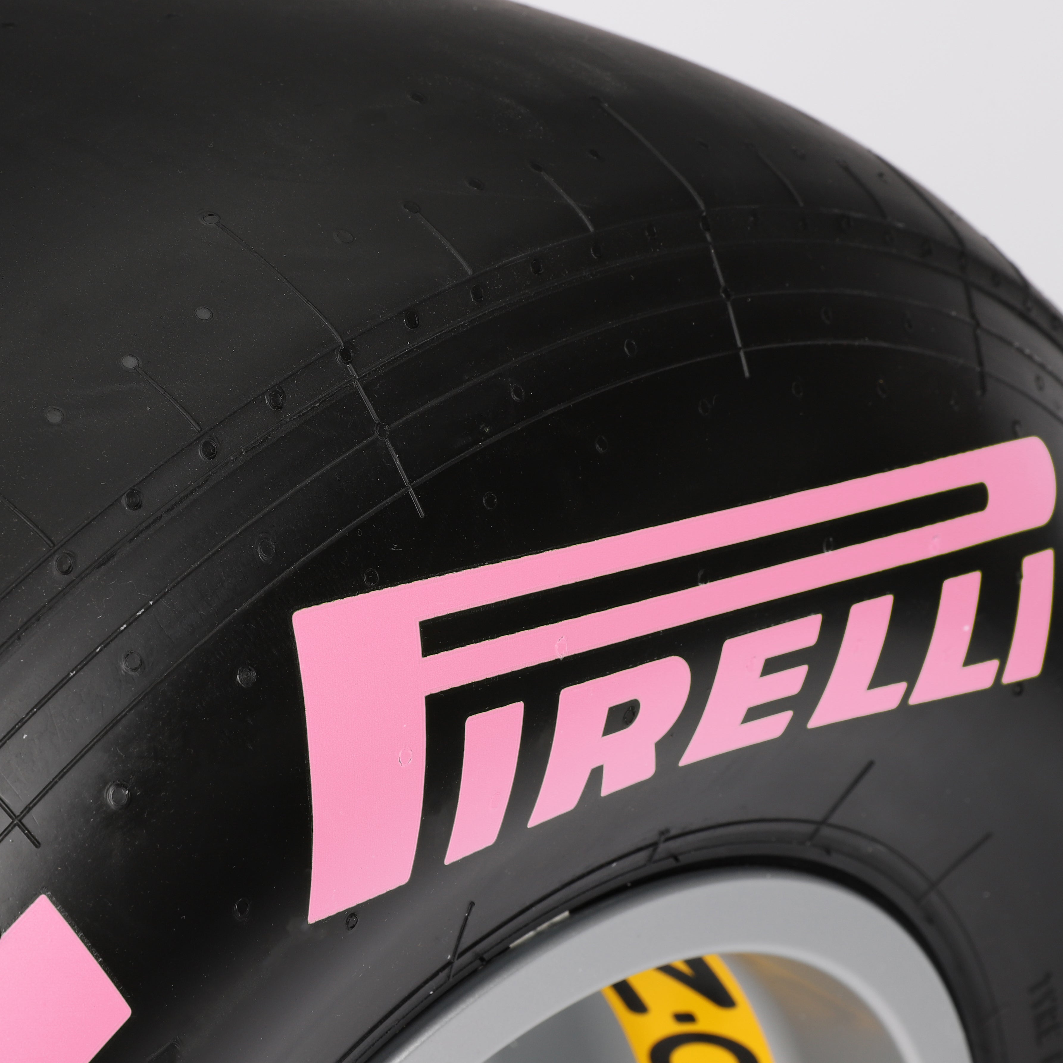 Pirelli 2018 Wheel Rim & Tyre Table - Pink Hypersoft Compound