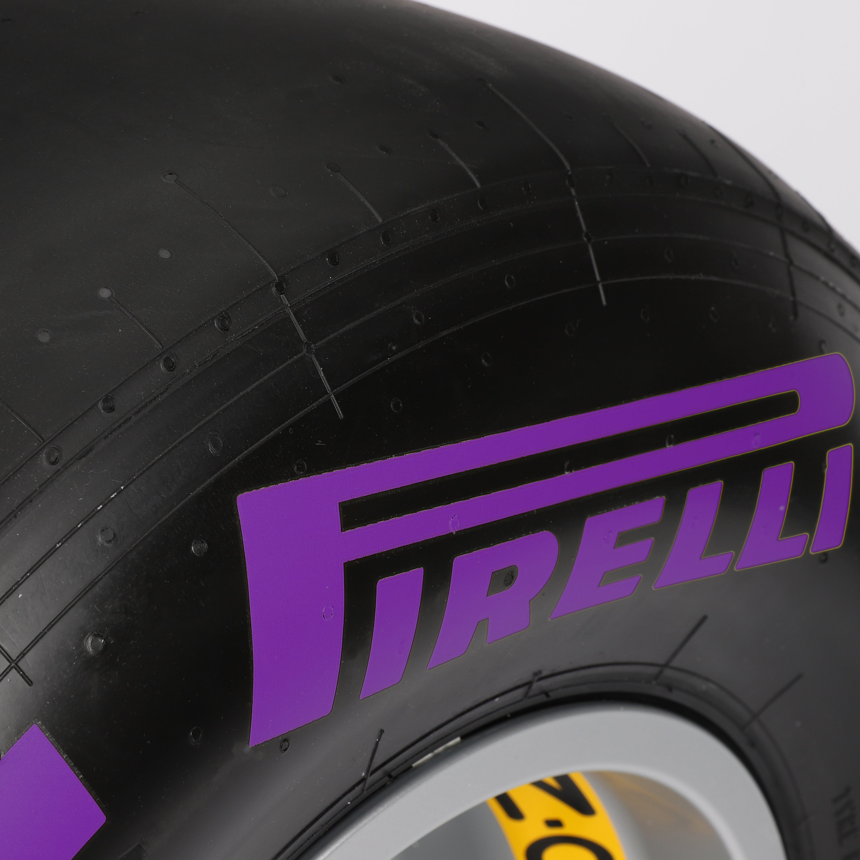 Pirelli 2018 Wheel Rim & Tyre Table - Purple Ultrasoft Compound