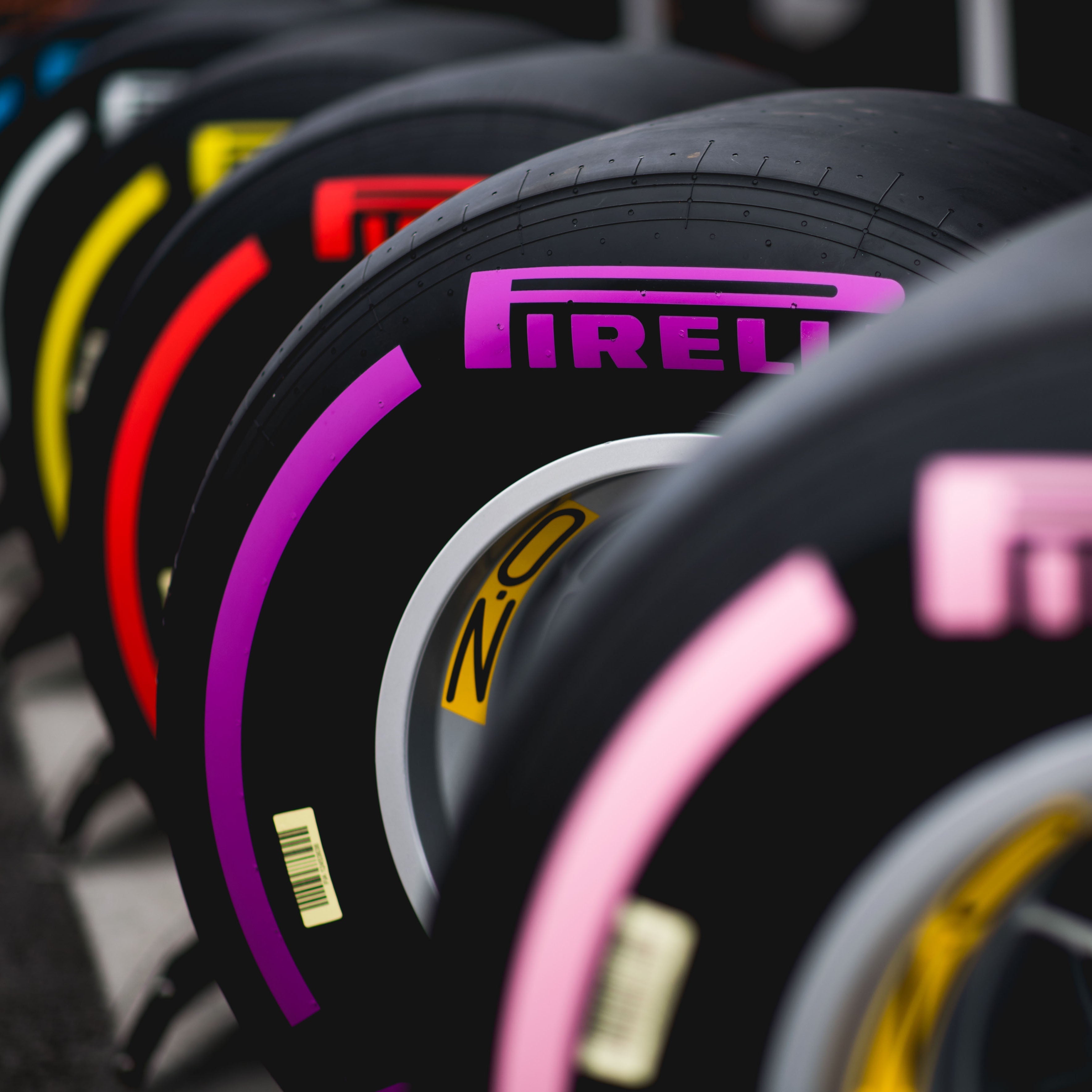 Pirelli 2018 Wheel Rim & Tyre Table - Purple Ultrasoft Compound