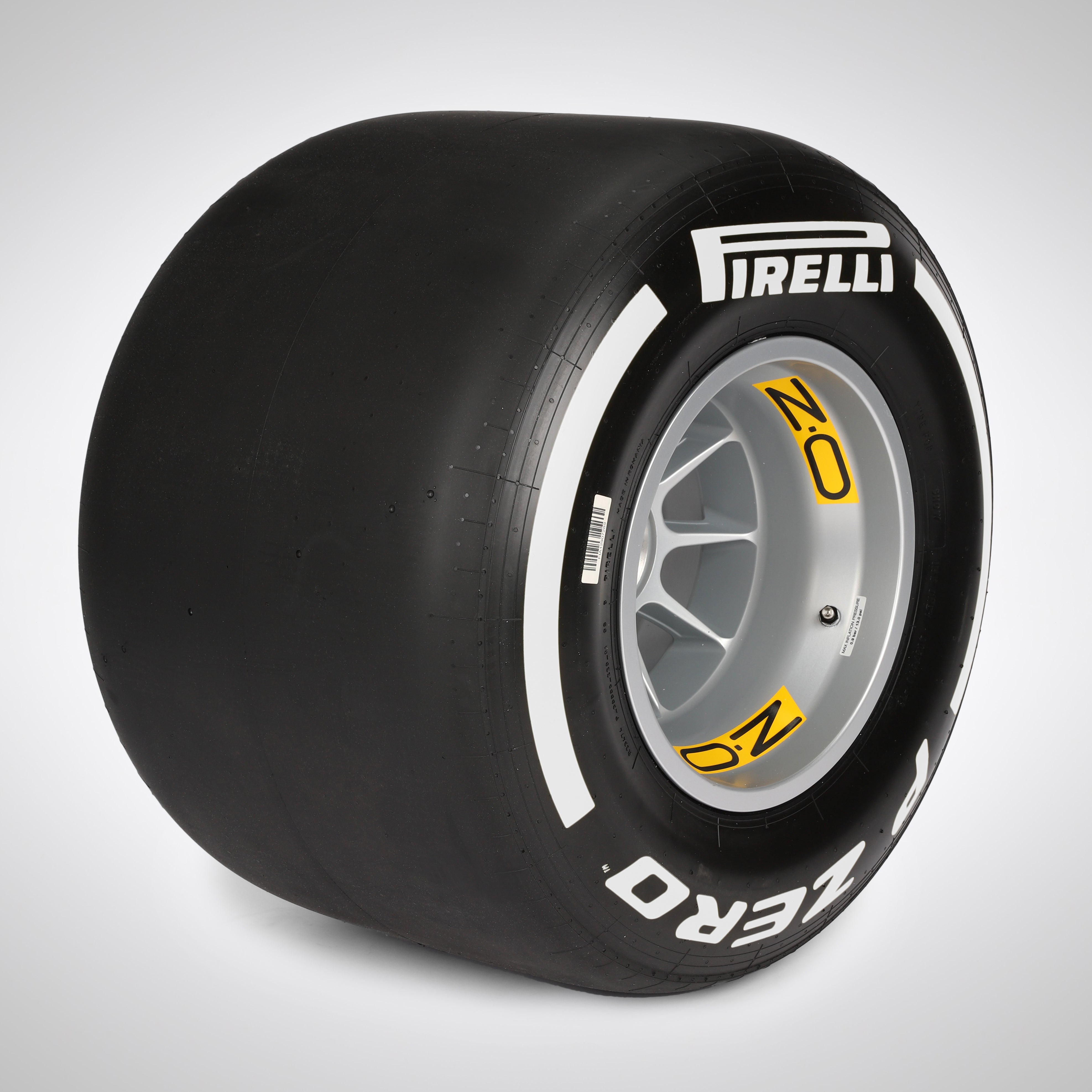 Pirelli 2018 Wheel Rim & Tyre Table - White Medium Compound
